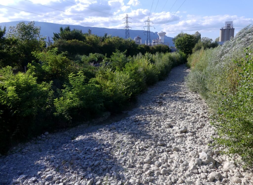Hyères à sec au nord de Chambéry (sécheresse juillet 2022) - Florian Pépellin | CC-BY-SA 4.0
